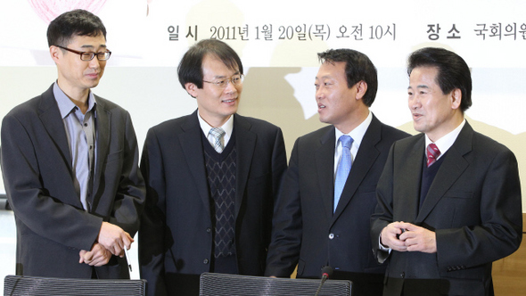 &raquo; 오건호 사회공공연구소 연구실장, 이상이 복지국가소사이어티 대표, 조승수 진보신당 대표, 정동영 민주당 최고위원(왼쪽부터)이 1월20일 ‘복지는 세금이다’ 토론회에서 인사를 나누고 있다. 진보개혁 정당과 시민사회에선 보편적 복지를 지향하는 복지국가 건설과 이에 필요한 재원을 마련하기 위해 증세가 필요하다는 주장이 나온다. 한겨레 김경호 기자 jijae@hani.co.kr 