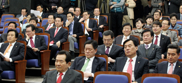 민주당 의원들이 31일 오후 국회에서 복지정책, 2월 임시국회 등원 여부 등과 관련해 열린 의원총회에서 손
학규 대표의 발언을 듣고 있다. 김경호 기자 jijae@hani.co.kr