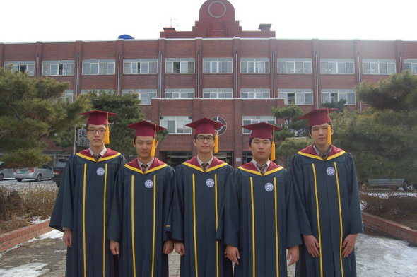 전북 익산 원광고 졸업생들이 교정에서 올해 처음으로 도입하는 졸업식 가운을 미리 입어봤다.  원광고 제공