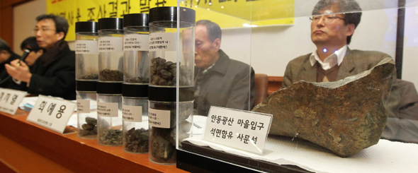 환경보건시민센터 공동대표인 백도명 서울대 보건대학원장(맨 왼쪽)이 8일 오전 서울 대학로 환경보건시민센터 사무실에서 국내 대형 제철소에 납품되는 사문석에 1급 발암물질인 석면이 함유돼 있다는 조사결과를 발표하고 있다. 안동의 두 광산업체가 운영하는 광산 주변 도로와 논밭에서 채취한 석면이 함유된 사문석이 탁자 위에 놓여 있다.  박종식 기자 anaki@hani.co.kr