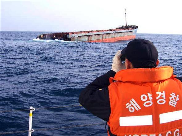 9일 오전 6시께 울산 울기등대 앞바다에서 침몰한 캄보디아 선적 액체화물선 알렉산드라호 근처에서 울산해양경찰서 직원들이 바다에 떠 있는 선체 부위를 수색하고 있다. 이 사고로 외국인 선원 4명이 숨지고 7명이 실종됐다.  사진 울산해양경찰서 제공