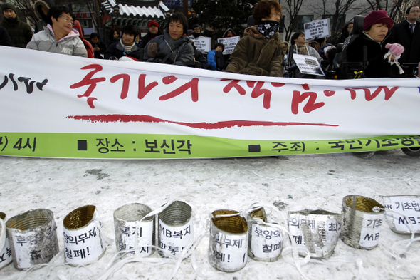 국민기초생활보장법 개정을 위한 공동행동 회원들이 지난달 25일 서울 종로구 관철동 보신각 앞에서 열린 ‘기초생활보장법 개정 촉구 결의대회’에서 최저생계비 현실화와 부양의무제 폐지 등을 요구하고 있다.
 김명진 기자 littleprince@hani.co.kr