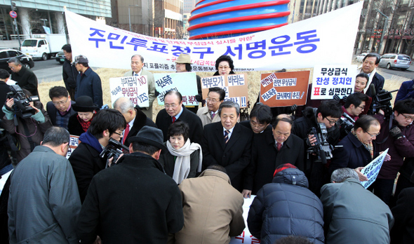 보수성향 시민사회단체로 구성된 ‘복지포퓰리즘추방국민운동본부’ 회원들이 지난 11일 서울 청계광장에서 전면 무상급식 반대 서명운동과 홍보활동을 벌이고 있다.  박종식 기자 anaki@hani.co.kr