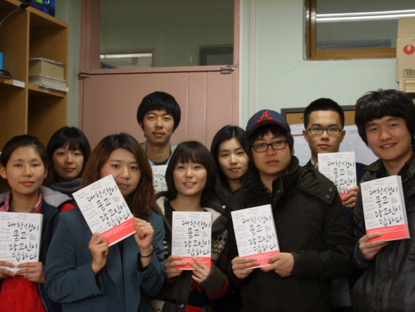 이호길(오른쪽에서 첫째), 구순모(셋째), 이상하(다섯째), 박신우(여섯째), 이은비(일곱째)씨 등 전북대 신문방송학과 동아리 광고피아르(PR)학회 회원들이 만든 책을 들어 보이고 있다.  전북대 제공