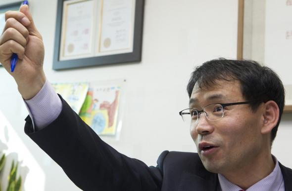&raquo; 오영중 변호사가 지난해 12월 우유 담합 사건을 심의한 공정거래위원회 전원회의에서 쫓겨났던 상황을 설명하고 있다. 한겨레21 김정효