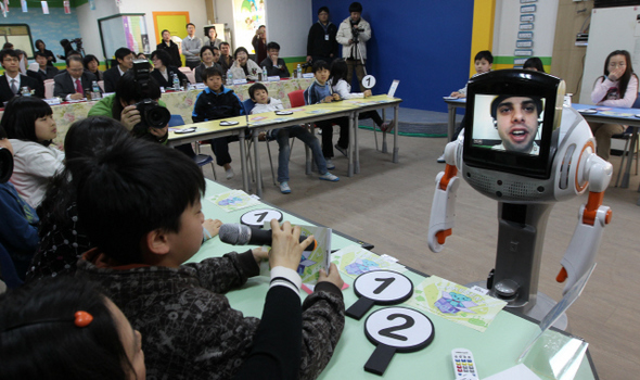 로봇 선생님? 21일 오전 경기 안양시 호계동 호원초등학교 영어체험센터에서 진행된 영어교육 로봇 ‘로보샘’을 이용한 첫 방과 후 영어 공개 수업에서 학생들이 로봇 화면에 보이는 원어민 영어선생과 이야기하고 있다.  안양/이종근 기자 root2@hani.co.kr