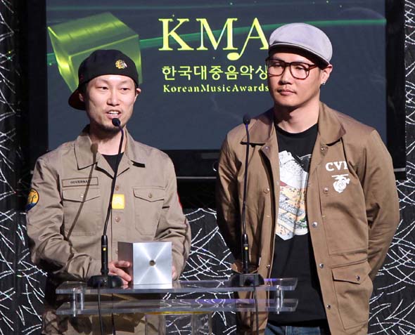 힙합 가수 ‘가리온’이 23일 저녁 서울 방이동 올림픽공원 우리금융아트홀에서 한겨레신문사와 한국대중음악상 선정위원회의 공동 주최로 열린 제8회 한국대중음악상 시상식에서 최우수 힙합 노래상을 수상한 뒤 소감을 말하고 있다. 가리온은 이날 최우수 힙합 노래, 음반상 및 올해의 음반상을 차지했다.  박종식 기자 anaki@hani.co.kr