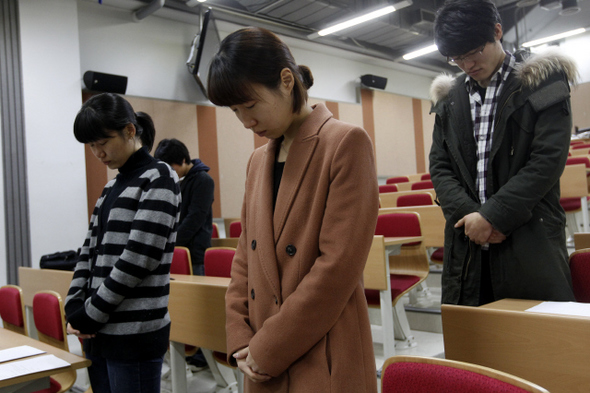 예술계열 대학생들이 24일 오후 서울 성북구 석관동 한국예술종합학교 영상원에서 ‘제2기 예술계열대학생연합’과 ‘철학하는 예술가 포럼’주관으로 열린 ‘예술을 꿈꿀 수 있는 사회, 꿈을 실현할 수 있는 대학을 위해’라는 주제의 토론회에 앞서 고 최고은씨를 추모하는 묵념을 하고 있다.
  김명진 기자