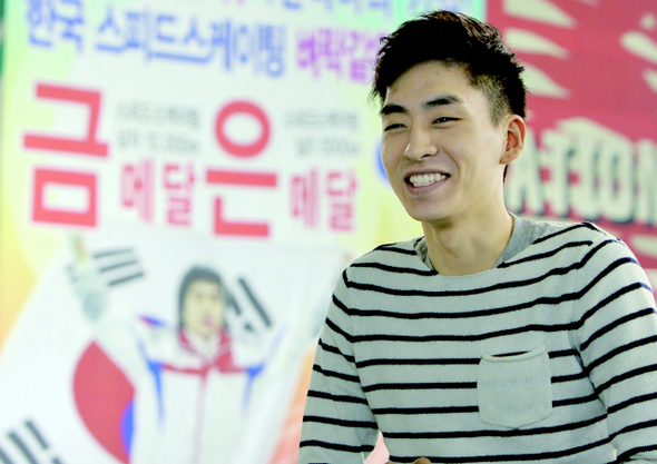이승훈이 서울 송파구 한국체육대학교 빙상장에서 밴쿠버올림픽 메달을 축하하는 걸개그림을 배경으로 환하게 웃고 있다. 이종근 기자 <A href="mailto:root2@hani.co.kr">root2@hani.co.kr</A>
