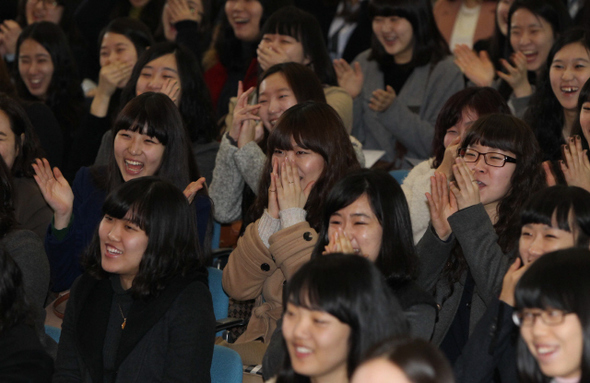 이화여대 새내기들이 25일 오전 서울 서대문구 대현동 학교 대강당에서 열린 입학식에서 남성교수중창단 ‘백설공주와 오빠들’의 축가를 들으며 활짝 웃고 있다.  박종식 기자 anaki@hani.co.kr