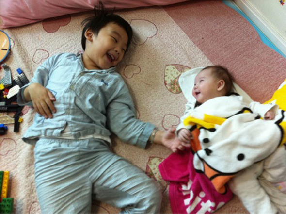 여섯살 오빠와 생후 2개월 된 여동생의 교감. 뭐가 그리 좋은지 눈만 마주쳐도 웃는 두 남매. 저 아이들의 웃음이 항상 지속하길, 또 그런 나라가 되길…. 
 박수진/인천 계양구 방축동 