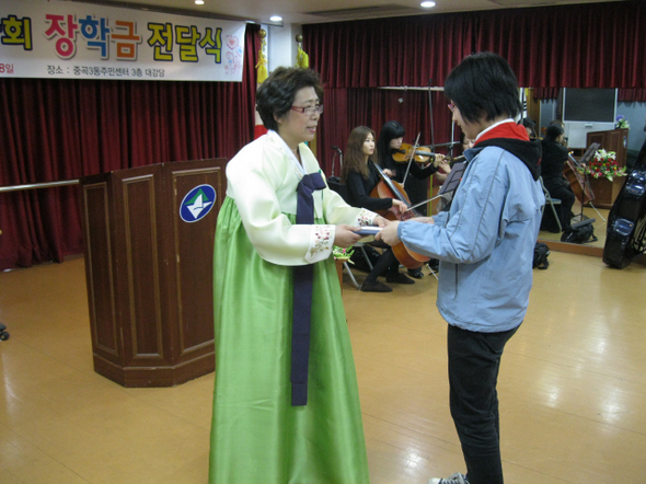 서울 광진구 중곡3동 주민들이 주축이 된 ‘상록수 장학회’는 28일 오후 중곡3동주민센터에서 이 지역 중학교 입학생 26명에게 장학금 520만원을 전달했다