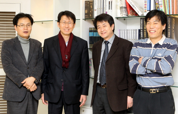 지난 1일 서울 마포구 서교동 대안연구공동체 강의실에서 ‘대안연구공동체’의 설립을 주도한 4명이 모여 이야기를 나누고 있다. 왼쪽부터 성일권 <르몽드 디플로마티크> 한국어판 발행인, 철학자 이정우 서울과학종합대학원 교수, 불문학자 이상빈 한국외대 대학원 교수, 김종락 전 <문화일보> 문화부장. 
 강재훈 선임기자 khan@hani.co.kr