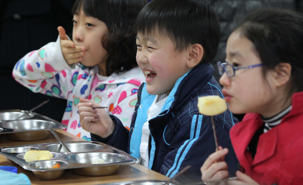   전국 5700여 초·중학교에서 친환경 무상급식이 시행된 2일 낮 서울 성동구 금호동 금옥초등학교에서 학생들이 밝은 표정으로 점심을 먹고 있다. 서울 지역에서는 무상급식에 반대하는 한나라당 소속 구청장이 있는 강남·서초·송파·중랑구의 초등학교는 1~3학년만, 나머지 21개 구의 초등학교는 한 학년이 더 많은 1~4학년에게 무상급식이 시작됐다.   박종식 기자 anaki@hani.co.kr