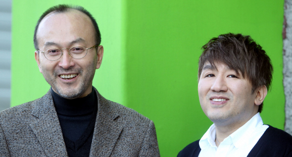 최승호(사진 왼쪽) 작가· 방시혁(오른쪽) 작곡가