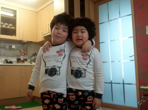 우리에게는 꿈이 있어요! 우리의 꿈은 지금보다 더 세상을 아름답고 행복하게 장식할 미래의 사진작가입니다.^^ 비록 지금은 카메라가 그림의 떡이지만….  
 김성은/대전 대덕구 오정동 