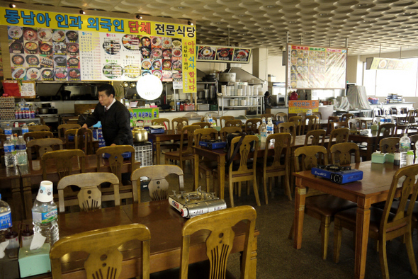 경기도 파주시 문산읍 임진각의 음식점과 상가들이 8일 오후 점심시간인데도 텅 비어 있다.