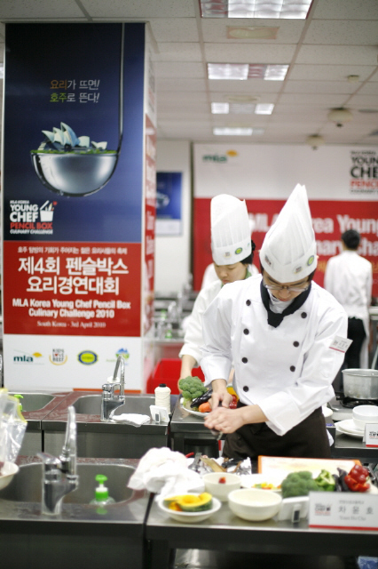 지난해 4월 호주축산공사가 주최한 ‘펜슬박스’ 대회 본선에서 한 참가자가 요리에 열중하고 있다. 펜슬박스는 전세계 요리 전공자뿐 아니라 요리에 관심 있는 젊은이들이 참가해 기능을 겨루는 행사로, 올해 5회째를 맞는다.   호주축산공사 제공