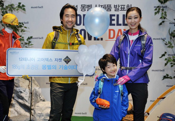 지난 9일 서울 한남동 그랜드하얏트호텔에서 열린 ‘몽벨’의 2011년 신제품 발표행사에서 모델들이 신제품 재킷을 선보이고 있다.  몽벨코리아·머렐 제공
