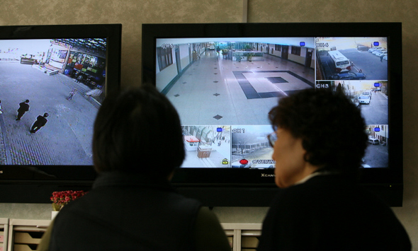 우리 아이 안전하길… 서울 전곡초등학교 교사들이 10일 오전 서울 동대문구 전농동 학교 교무실에 설치된 폐쇄회로 텔레비전(CCTV)을 보며 학교 안 취약지역 등을 살펴보고 있다. 이 학교 곳곳에 설치된 14개의 폐쇄회로 텔레비전(CCTV)은 학교에서 일어나는 폭력과 납치·유괴 등 범죄에서 학생을 보호하고 외부인의 학교 안 출입 여부를 감시하게 된다.  이종근 기자 root2@hani.co.kr