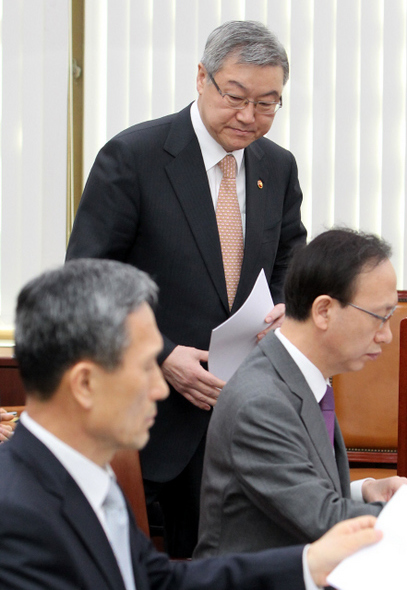 김성환 외교통상부 장관(선 이)이 11일 오전 국회 남북관계발전특위에 참석해 굳은 표정으로 자리로 향하고 있다. 아래 왼쪽은 김관진 국방부 장관이고 오른쪽은 현인택 통일부 장관이다. 
 박종식 기자 anaki@hani.co.kr