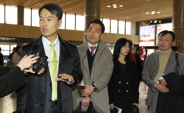 ‘상하이 스캔들’ 정부합동조사단 단장을 맡은 강갑진 국무총리실 공직복무관리관실 팀장(맨 왼쪽)과 조사단원들이 13일 김포공항에서 출국하기에 앞서 기자들의 질문에 답변하고 있다.  이종근 기자 root2@hani.co.kr