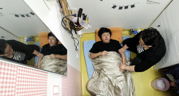 ‘에반스 신드롬’을 앓고 있는 송영재군이 14일 오후 서울 강서구 가양2동의 영구임대아파트 집에서 어머니의 보살핌을 받고 있다.  김경호 기자 jijae@hani.co.kr