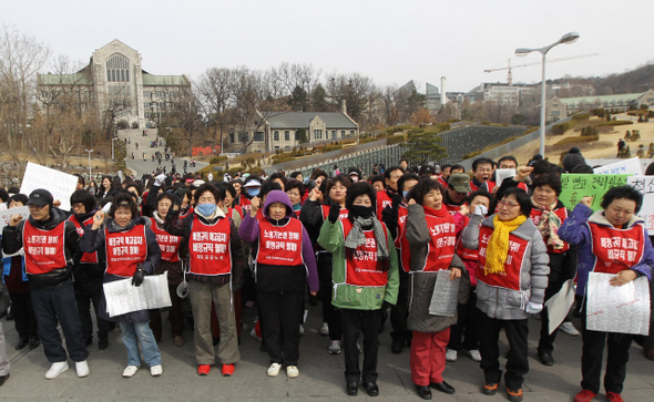 고려대·연세대·이화여대의 청소·경비 노동자들과 이들의 파업을 지지하는 대학 3곳의 학생들이 15일 오전 서울시 서대문구 대현동 이화여대 정문 앞에서 기자회견을 열어 “4320원의 최저임금이 아닌 생활임금을 보장하라”고 요구하고 있다.  신소영 기자 viator@hani.co.kr