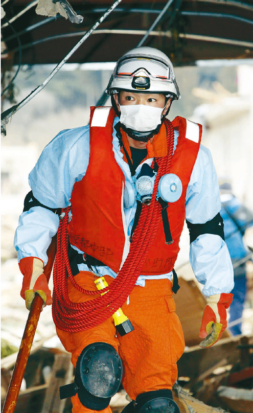 한 사람이라도 놓칠세라 한 구조대원이 15일 오후 일본 미야기현 미나미산리쿠초의 무너진 건물 안에서 생존자 수색작업을 벌이고 있다. 미나미산리쿠/박종식 기자 anaki@hani.co.kr