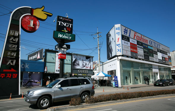 경기 고양시 일산새도시 외곽지역에 2000년부터 210개 점포 규모의 상권을 형성해온 일산 덕이동 패션아웃렛이, 인근 파주에 신세계 첼시와 롯데 아웃렛 등 유통재벌의 입점이 확정되면서 상권 몰락의 위기를 맞고 있다.