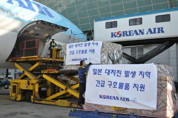 대한항공이 일본 동북부 대지진 피해 주민들에게 전달할 1.5ℓ 생수 6만병, 담요 2000장 등 구호물품을 인천공항에서 17일 오전 10시10분 도쿄 나리타로 향하는 KE703편 여객기에 싣고 있다.  대한항공 제공