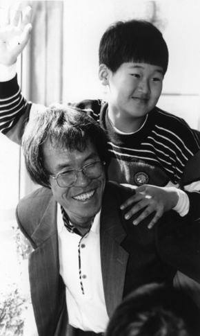 학생과 어울려 활짝 웃고 있는 <엄마 아빠, 나 정말 상처받았어!>의 지은이 이호철 교사. 아이들의 아픈 마음을 보듬고 치료하는 일에 노력해온 그는 “많은 부모와 사회 어른들이 자기들이 아이들을 학대하고 있다는 사실을 잘 모르고 있다”고 지적한다.
  보리출판사 제공