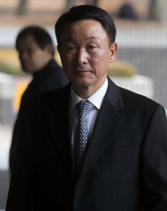 ‘그림 로비’ 의혹 등이 불거지자 국세청장직에서 물러난 뒤 미국에 머물다 돌연 귀국한 한상률 전 국세청장이 지난달 28일 검찰 조사를 받으려고 서울 서초동 서울중앙지검 청사에 들어서고 있다. 이종찬 선임기자 rhee@hani.co.kr