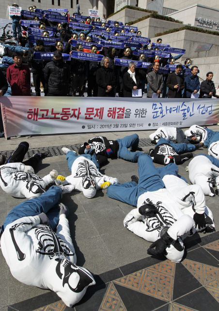 ‘해고는 살인’ 아무리 외쳐도… 쌍용자동차·한진중공업·대우자판·발레오공조코리아 등 해고노동자들이 23일 오전 서울 종로구 세종문화회관 앞에서 죽음을 의미하는 해골 옷을 입고 “더이상 죽이지 마라”는 행위극을 하고 있다. 이날 문화예술인들은 해고노동자 문제 해결을 위해 정부가 특별대책기구를 설치하라고 촉구했다. 이종근 기자 root2@hani.co.kr