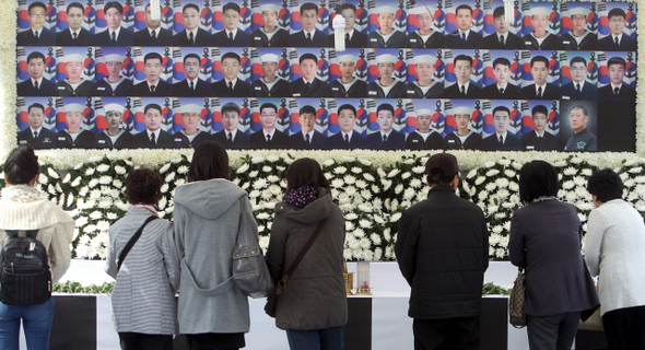 천안함 사건 1주기를 이틀 앞둔 24일 오후 시민들이 서울 광화문 거리에 마련된 분향소에서 침몰로 숨진 천안함 장병과 수색작업 중 순직한 한주호 준위의 영정에 꽃을 바치고 있다.  이종찬 선임기자 rhee@hani.co.kr