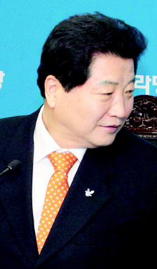안상수 한나라당 대표가 24일 오전 서울 여의도 당사에서 열린 최고위원회의에서 옆자리의 홍준표 최고위원과 이야기하고 있다.  탁기형 선임기자 khtak@hani.co.kr