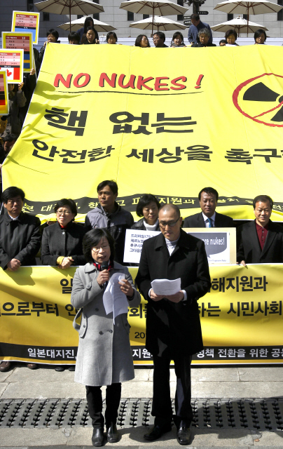‘일본대지진, 핵사고 피해지원과 핵발전 정책 전환을 위한 공동행동’ 회원들이 지난 22일 오전 서울 세종로 세종문화회관 앞에서 일본 후쿠시마 원전 폭발을 계기로 정부의 핵발전소 수명 연장과 신규 원전 건설 계획 중단을 요구하는 시민사회 공동선언을 하고 있다.  김명진 기자 littleprince@hani.co.kr