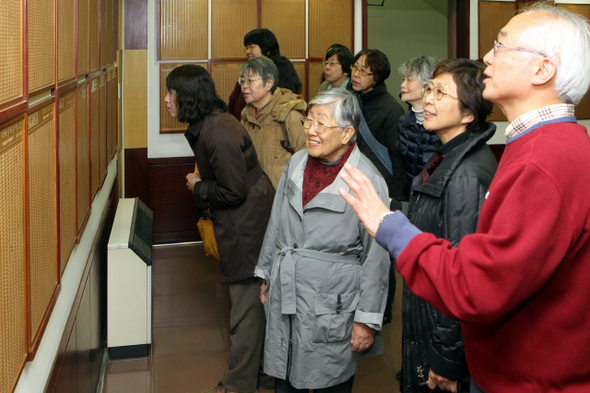 ‘한·일 현대사 공부모임’ 한겨레신문사 방문 한국 영화와 드라마를 통해 한일 현대사를 공부하는 모임 카자(KAJA) 회원들이 27일 오후 서울 마포구 공덕동 한겨레신문사를 방문해 김효순 대기자의 설명을 들으며 본사 2층에 마련된 주주 명단을 살펴보고 있다. 회장인 쓰루 사와코 전 우라야스 시의원, 우쓰미 아이코 와세다대 객원연구원을 비롯한 이들은 한겨레신문의 창간 과정에 깊은 관심을 표명하고 외국인에게도 허용된다면 한겨레 주식을 꼭 사고 싶다는 의사를 밝혔다.  강재훈 선임기자 khan@hani.co.kr