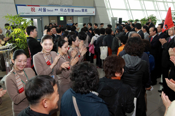 아시아나항공 서울-터키 이스탄불 정기노선 취항행사가 열린 29일 인천공항 탑승구 앞에서 승객들이 직원들의 환영을 받으며 비행기에 오르고 있다. 아시아나항공은 이날부터 화·목·토 주 3회 운항을 시작했다.  영종도/김태형 기자 xogud555@hani.co.kr