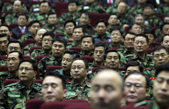 국방부·합동참모본부·한미연합사 소속 대령 이상 간부들이 30일 오후 서울 용산구 용산동 국방부 대강당에서 열린 ‘국방개혁 307계획 설명회’에서 한민구 합참의장의 인사말을 듣고 있다. 이종근 기자 root2@hani.co.kr