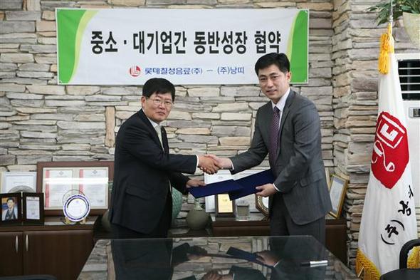 롯데칠성음료 이재혁 대표이사(왼쪽)는 30일 강원도 원주시에 있는 ‘칸타타 커피믹스’ 생산협력업체인 낭띠를 방문해 롯데 동반성장 펀드로 공장시설 증축 자금을 지원해주는 ‘동반성장 협약식’을 맺었다. 