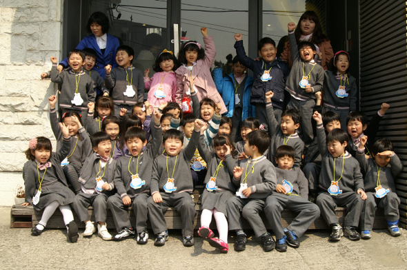경기도 안양의 우암유치원에 다니는 아이들이 31일 오전 자신들이 모은 일본 지진 피해 성금을 전달하려고 서울 종로구 가회동 ’아름다운재단’ 사무실을 찾아와, “일본 친구들 힘내라!”고 외치고 있다.  엄지원 기자 
