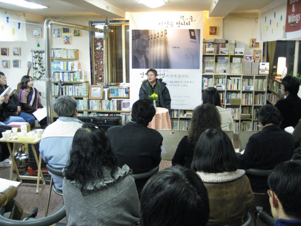‘안동 시인’ 안상학씨와 독자들이 지난 2009년 2월 청주시 수동 ‘책과 글’에서 열린 인문학 모임에서  시와 문학을 이야기하고 있다.  청주/오윤주 기자
