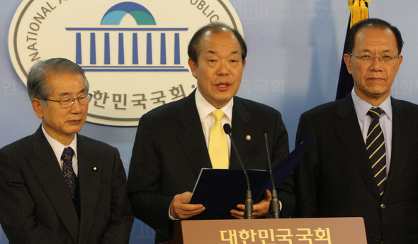 지난 2월27일 국회에서 열린 한일기독연맹 주최 3·1절 성명서 발표 기자회견에 도이 류이치 의원(왼쪽)이 한국쪽 회장인 김영진 의원과 함께 서 있다. 이 성명서에 포함된 독도 관련 논란으로 그는 결국 민주당을 탈당했다. 김경호 기자 <A href="mailto:jijae@hani.co.kr">jijae@hani.co.kr</A>
