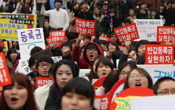 한국대학생연합과 전국등록금네트워크 회원들이 지난 2일 오후 서울 종로구 동숭동 마로니에 공원에서 열린 ‘4·2 반값 등록금 실현을 위한 시민·대학생 대회’에서 이명박 대통령에게 반값 등록금 공약의 이행을 촉구하는 구호를 외치고 있다.  박종식 기자 anaki@hani.co.kr