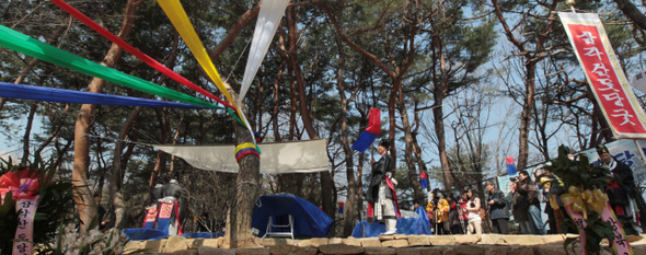  5일 오전 서울 강북구 우이동 도당지에서 삼각산 도당제 전승보존회 주최로 열린 삼각산 도당제에서 전통복장을 한 회원들이 마을의 안녕과 풍년을 기원하는 산신제를 지내고 있다. 도당제가 열린 곳은 예전에 산신을 모시는 당집이 있던 우이동 뒷산이며, 이날 사용한 복식과 제기 등은 <조선왕조실록>의 국조오례의에 따라 재현한 것이다.  신소영 기자 viator@hani.co.kr