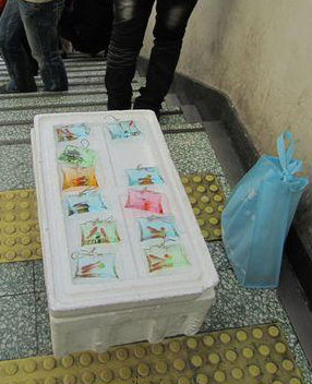 베이징 지하철 1호선 역사에서 팔리고 있는 살아있는 동물을 넣은 열쇠고리.