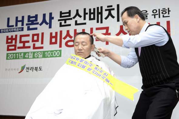 김완주 전북지사가 6일 오전 10시 전북도청 2층 브리핑룸에서 한국토지주택공사 본사의 분산배치를 촉구하며 삭발하고 있다.  전북도 제공