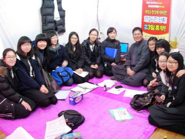 전북 전주 유일여고 사회동아리 ‘누리혜윰’ 학생들이 지난 2월, 전북 전주시 서신동 이마트 근처 도로에서 천막을 치고 농성중인 조지훈 전주시의회 의장을 방문했다.  누리혜윰 제공