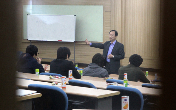 최근 재학생 4명과 교수가 잇따라 자살해 충격에 빠진 카이스트의 산업공학과 교수와 학생들이 11일 오후 강의실에서 비공개로 최근 학내 사태와 관련해 간담회를 하고 있다.  대전/강재훈 선임기자 khan@hani.co.kr